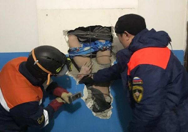 Спасение мужчины, застрявшего в стене, удивило даже сотрудников МЧС Якутии