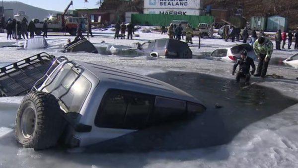 Во Владивостоке спасли 30 автомобилей, провалившихся под лед