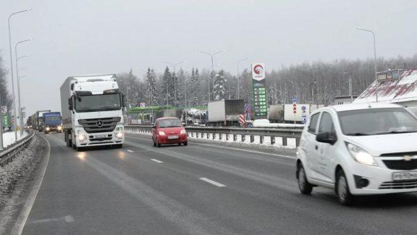 Водитель фуры перекрыл дорогу в центре Москвы, обидевшись на своего работодателя