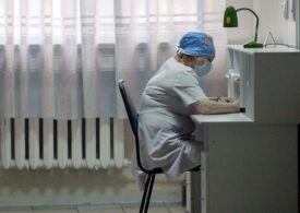 Тряпку в руки! В Костромской области врачей и медсестер заставляют мыть полы