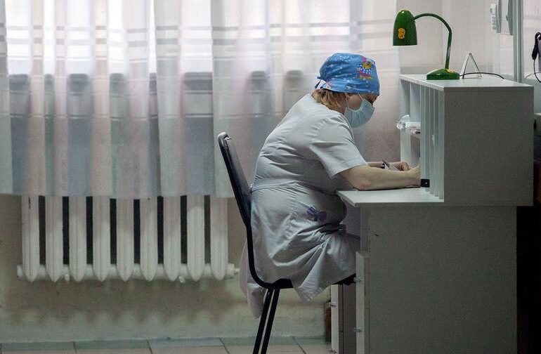 Тряпку в руки! В Костромской области врачей и медсестер заставляют мыть полы