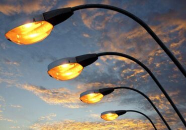 По закону военного времени. В Свердловской области жителям города отключают освещение на улице
