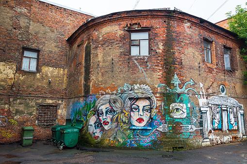Петербуржцы негодуют из-за отношения властей к граффити с изображением Цоя и Есенина