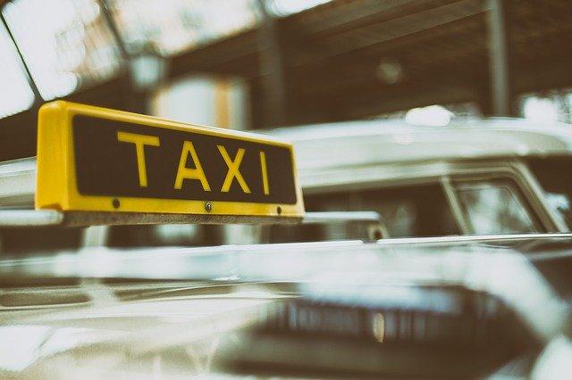 Такси в режиме левитации натворило бед в Петербурге