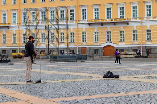 «Ишь ты, музыку они тут играют»: Полиция Петербурга борется с уличными музыкантами
