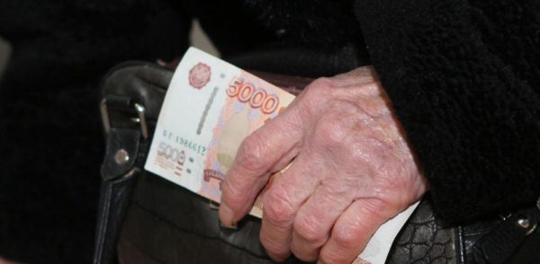 Омбудсмен предложила дополнительные выплаты дедушкам и бабушкам, помогающим с внуками