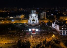 Вне закона: верующие в Екатеринбурге совершили крестный ход многотысячной толпой