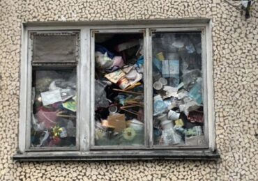 Жители Тольятти обречены жить рядом с горами мусора в квартире утонувшей соседки