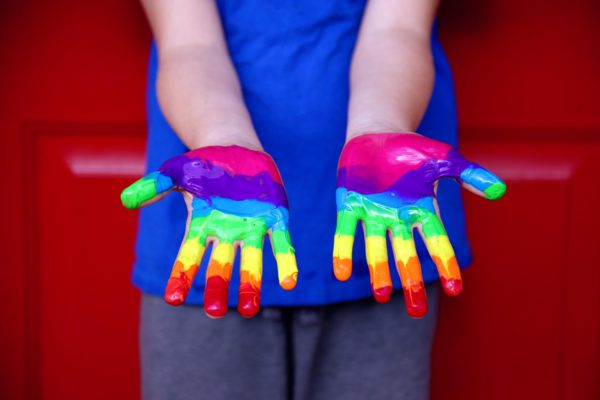 "Пропаганды и агитации ЛГБТ-сообщества в детском лагере не вижу": мнение педагога-психолога
