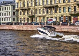 Прогулочный катер с 4 пассажирами столкнулся с Кантемировским мостом в Петербурге