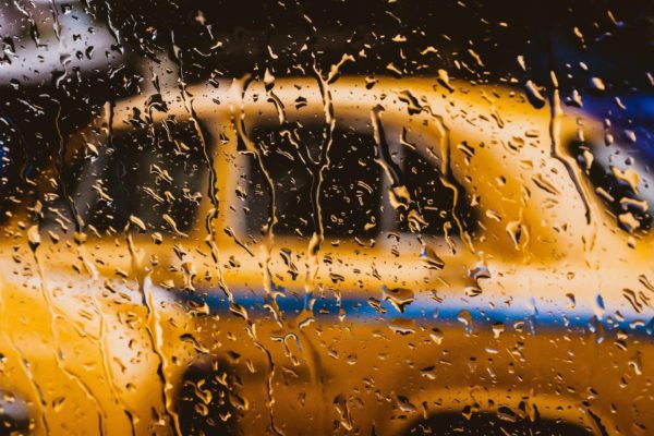 Таксист в Новосибирске не повез студентку-колясочницу и оставил ее под дождем