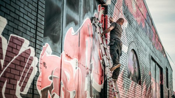 В Кузнечном переулке Санкт-Петербурга вновь закрасили граффити с Достоевским