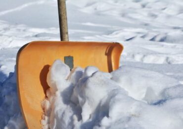 Ответственный за неэффективную уборку снега Смольный планирует учить новых дворников «держать город в чистоте»