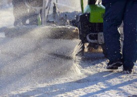 После уборки коммунальщиков в центре Петербурга жители пожаловались на заваленные снегом парковки