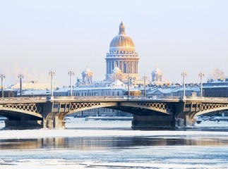 Петербург начал субботу с пробок из-за вновь неубранного снега
