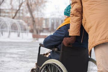 Петербуржцы пожаловались в прокуратуру на заваленные снегом парковки для инвалидов