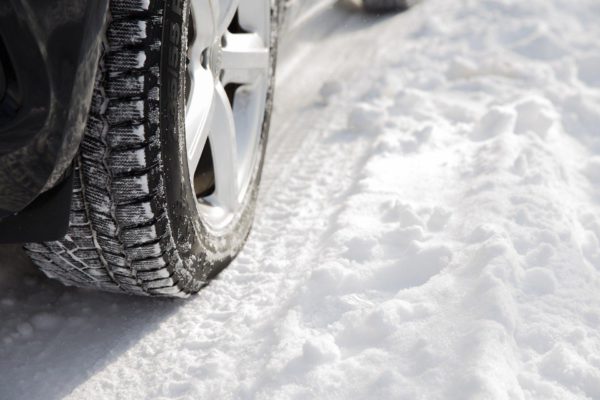 Некачественная работа коммунальных служб по уборке улиц от снега стала причиной 57 ДТП в Петербурге