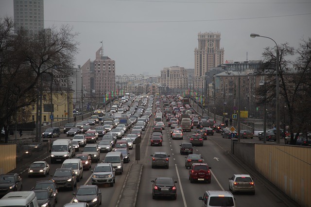 Московским водителям приходят штрафы за остановки в пробках