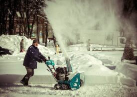 Жилком сообщает о проблеме нехватки дворников для уборки снега в Петербурге