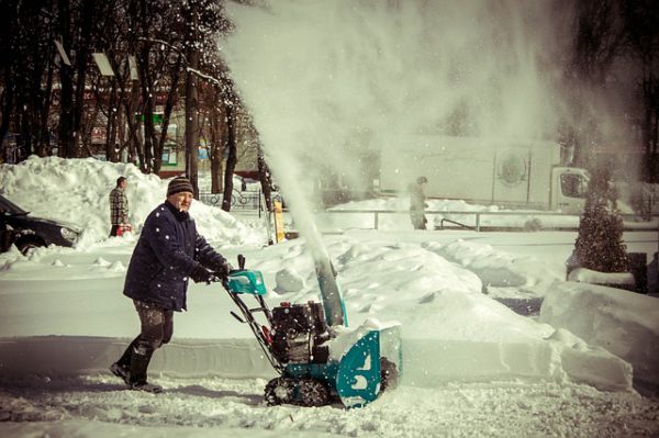 Жилком сообщает о проблеме нехватки дворников для уборки снега в Петербурге