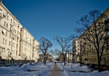 Накануне прогнозируемого потепления Смольный взялся за уборку снега со дворов Петербурга