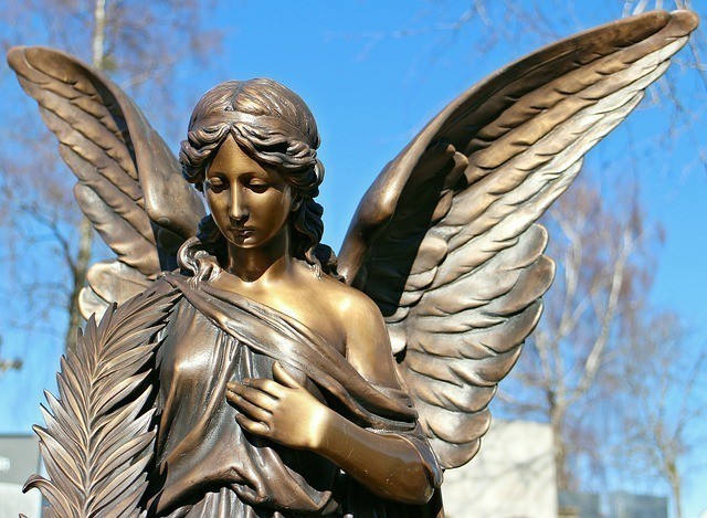 На Невском демонтировали недавно появившуюся минискульптуру ангела