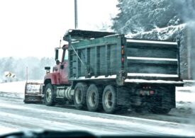 Комблаг собирается вывозить снег только с главных магистралей Петербурга