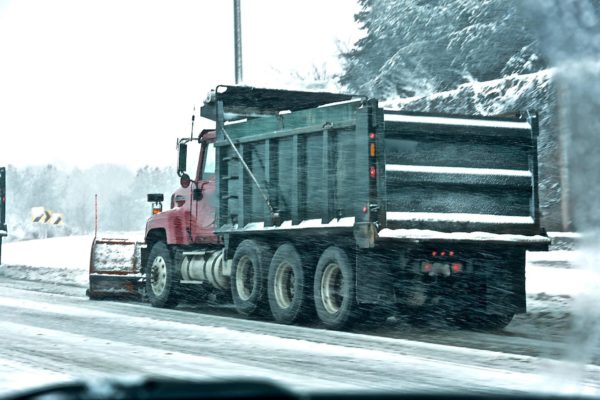 Комблаг собирается вывозить снег только с главных магистралей Петербурга
