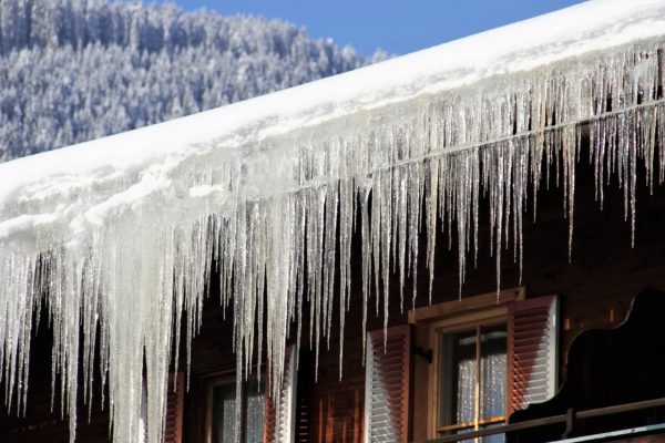 В Ленинградской области пешеход оказался в больнице из-за упавшего льда с крыши
