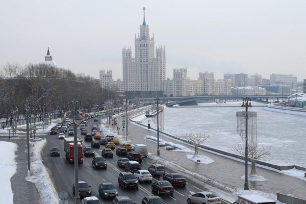 Петербургу далеко до оперативной уборки снега в сравнении с Москвой