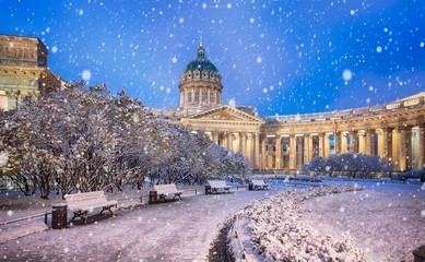 Коммунальщики в Петербурге не смогли справиться с последствиями небольшого снегопада