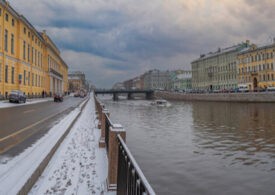 В Петербурге коммунальщики вместо наледи на дорожках засыпали песком детскую горку