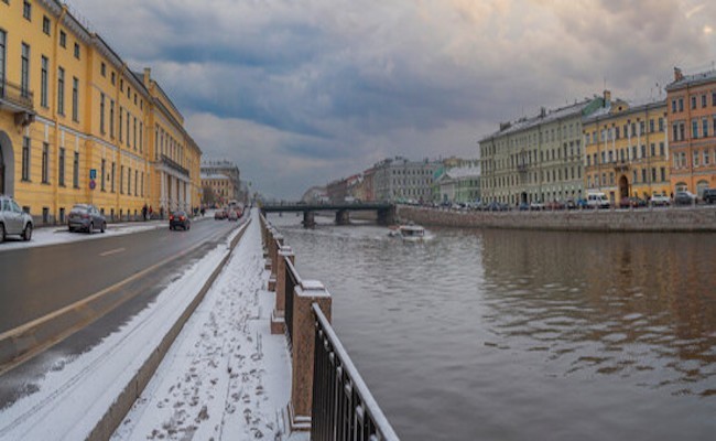 В Петербурге коммунальщики вместо наледи на дорожках засыпали песком детскую горку