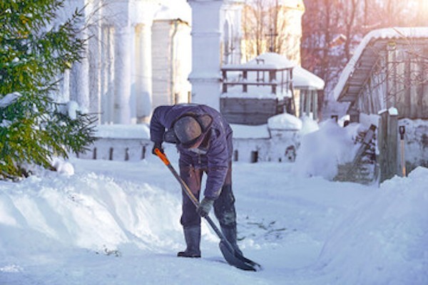 В Нижнем Новгороде убирать снег вывели чиновников