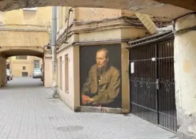 Смольный назвал портрет Достоевского актом вандализма