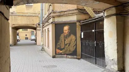 Смольный назвал портрет Достоевского актом вандализма