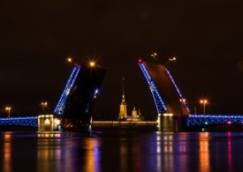 Дворцовый мост подсветят в память о завершении блокады Ленинграда