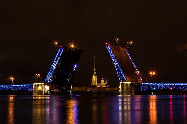 Дворцовый мост подсветят в память о завершении блокады Ленинграда