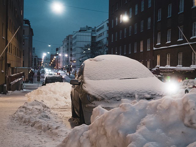 Петербуржцы не могут вызволить свои автомобили с заваленных снегом стоянок