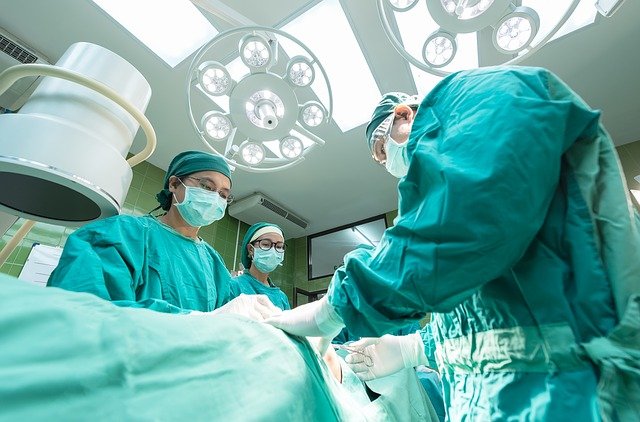 Онкологи Петербурга провели уникальную операцию без разреза
