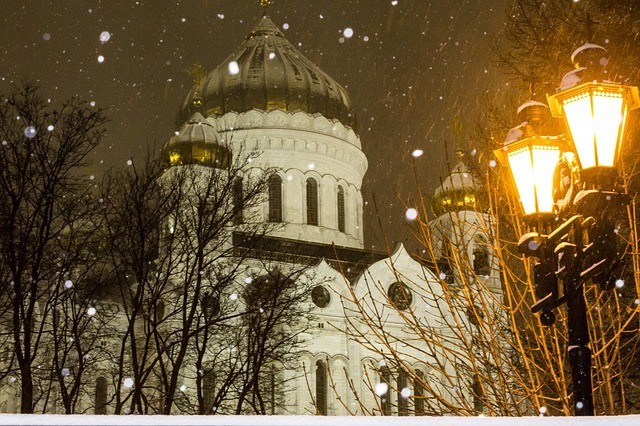 Пожилые люди в Рождество не смогли дойти до храмов Санкт-Петербурга из-за неубранных улиц