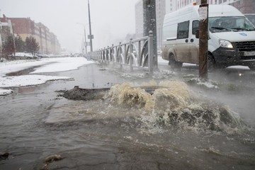 Обещания Смольного об «умных» теплопунктах кажутся смешными на фоне лопающихся труб по всему Петербургу