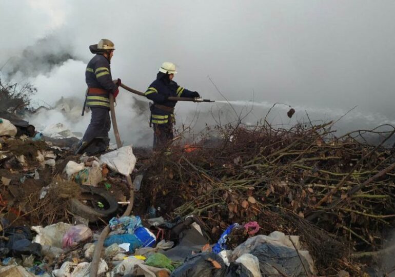 Причиной крупного пожара на мусорной площадке НЭО мог стать очередной поджог