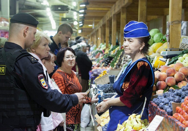В Калужской области мигрантам запрещено работать в торговле, общепите и на общественном транспорте