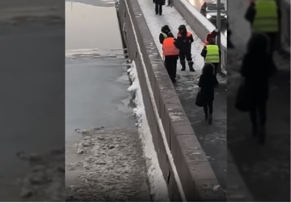 Коммунальщики Петербурга сбрасывают почерневший снег в Неву, несмотря на запрет Беглова