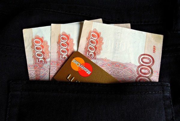 Невнимательный москвич отправил деньги на помойку