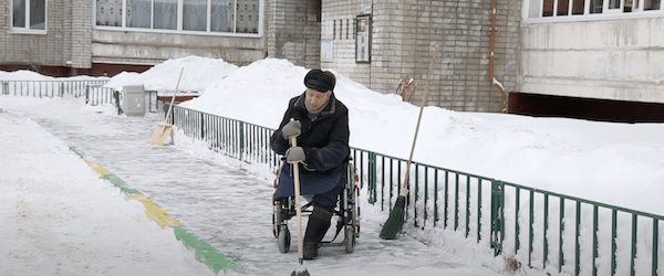 Комблаг пообещал «комфортную среду» убирающим снег и наледь инвалидам-колясочникам