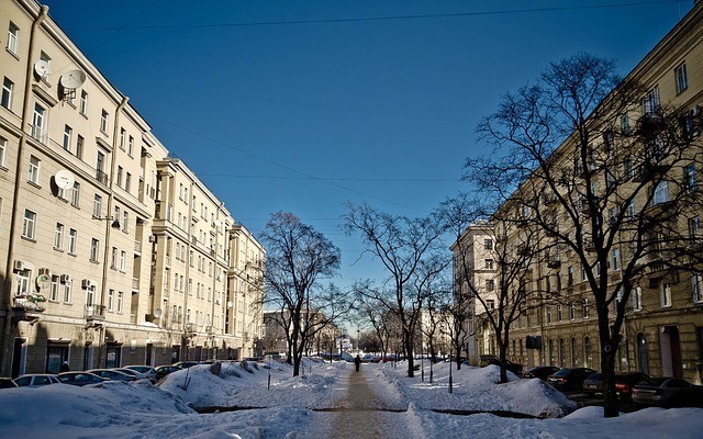 Петербургские дорожники складируют снег куда попало. На этот раз грязным снегом засыпана Петроградская набережная