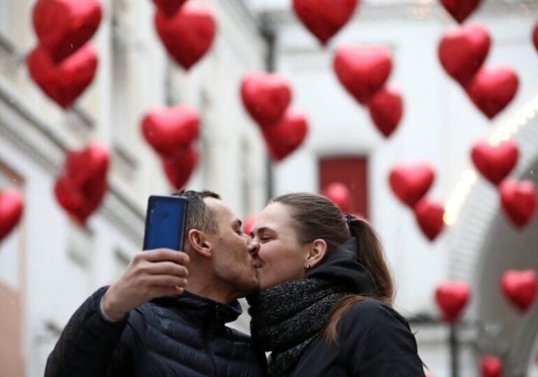 Более трети петербуржцев День святого Валентина будут отмечать дома
