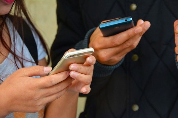 Сотрудники Следственного комитета реквизировали мобильные телефоны у петербургских школьников